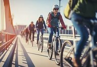  Radelnde Menschen auf Brücke