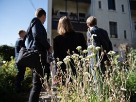 Menschen betrachten ein Haus_ Foto Thomas Puschmann